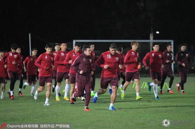尽管如此，在签约阿劳霍受挫后，拜仁仍可能全力以赴争取签下若纳坦-塔。
